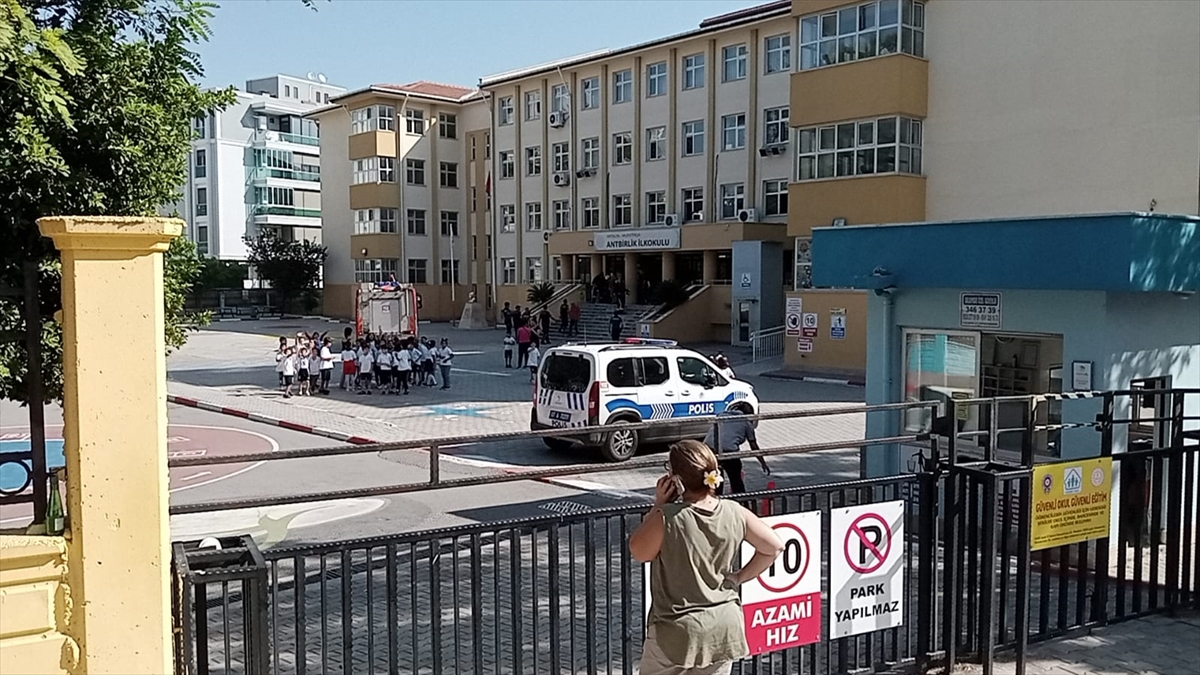 ANTALYA (AA) – Antalya'nın Muratpaşa ilçesinde bir ilkokulda çıkan yangın