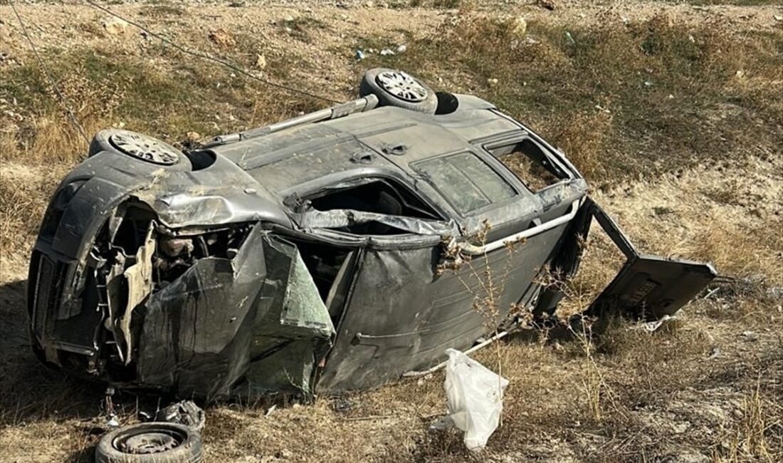 ANTALYA (AA) – Antalya'nın Elmalı ilçesinde ticari aracın şarampole devrilmesi