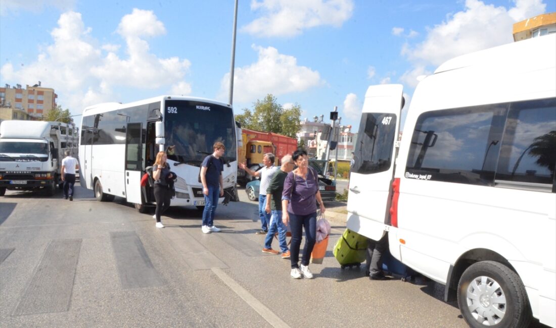 ANTALYA (AA) – Antalya'nın Serik ilçesinde tur midibüsüyle otomobilin çarpışması