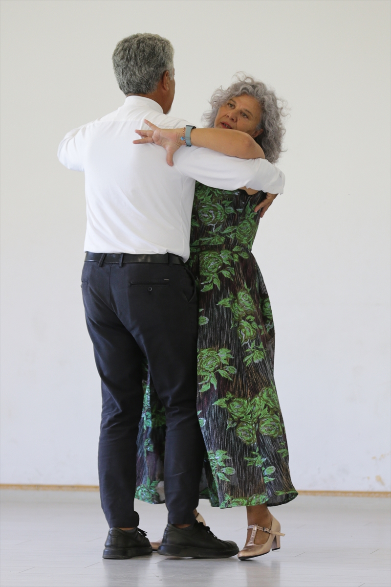 Antalya'da yaşayan emekli öğretmen çiftin “Vals” tutkusu