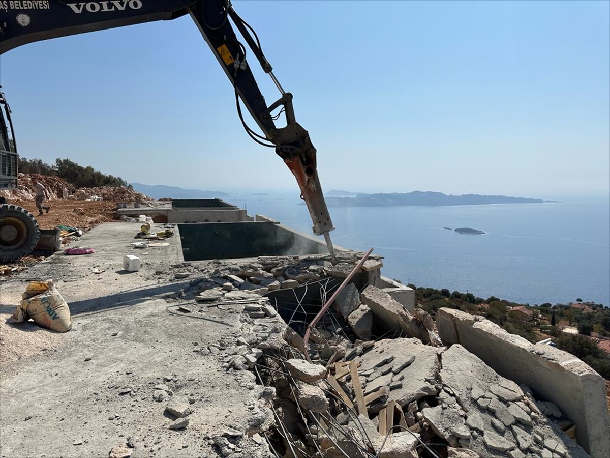 Antalya'nın Kaş ilçesinde 5 villanın kaçak havuzları yıkıldı