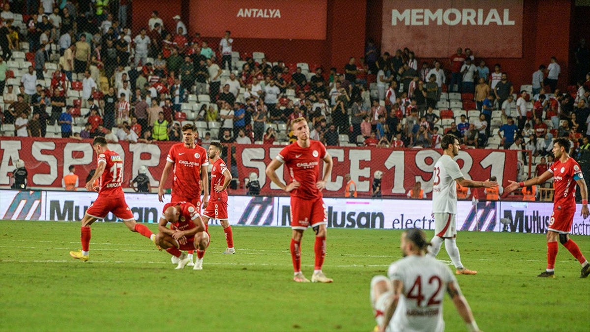 Trendyol Süper Lig'de son iki maçını kaybeden Bitexen Antalyaspor, 10.