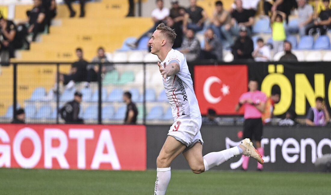 Trendyol Süper Lig ekiplerinden Bitexen Antalyaspor'un oyuncusu Adam Buksa, iki