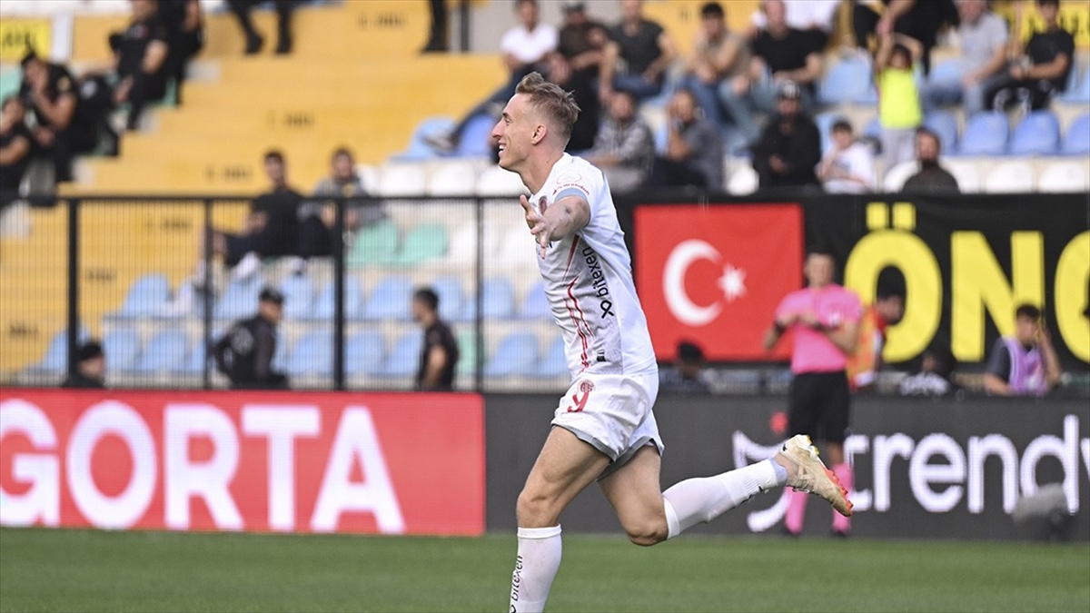 Trendyol Süper Lig ekiplerinden Bitexen Antalyaspor'un oyuncusu Adam Buksa, iki