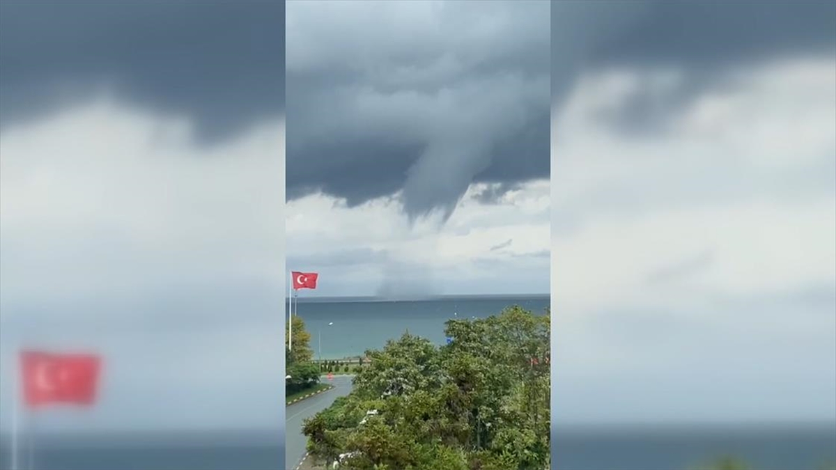 Artvin'in Arhavi ilçesinde denizde iki ayrı hortum meydana geldi.