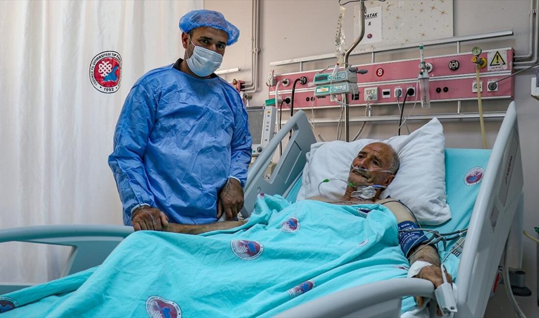 Van'ın Muradiye ilçesinde yaşayan Resul Gündoğdu, yıkılan odunluğun enkazında kalan