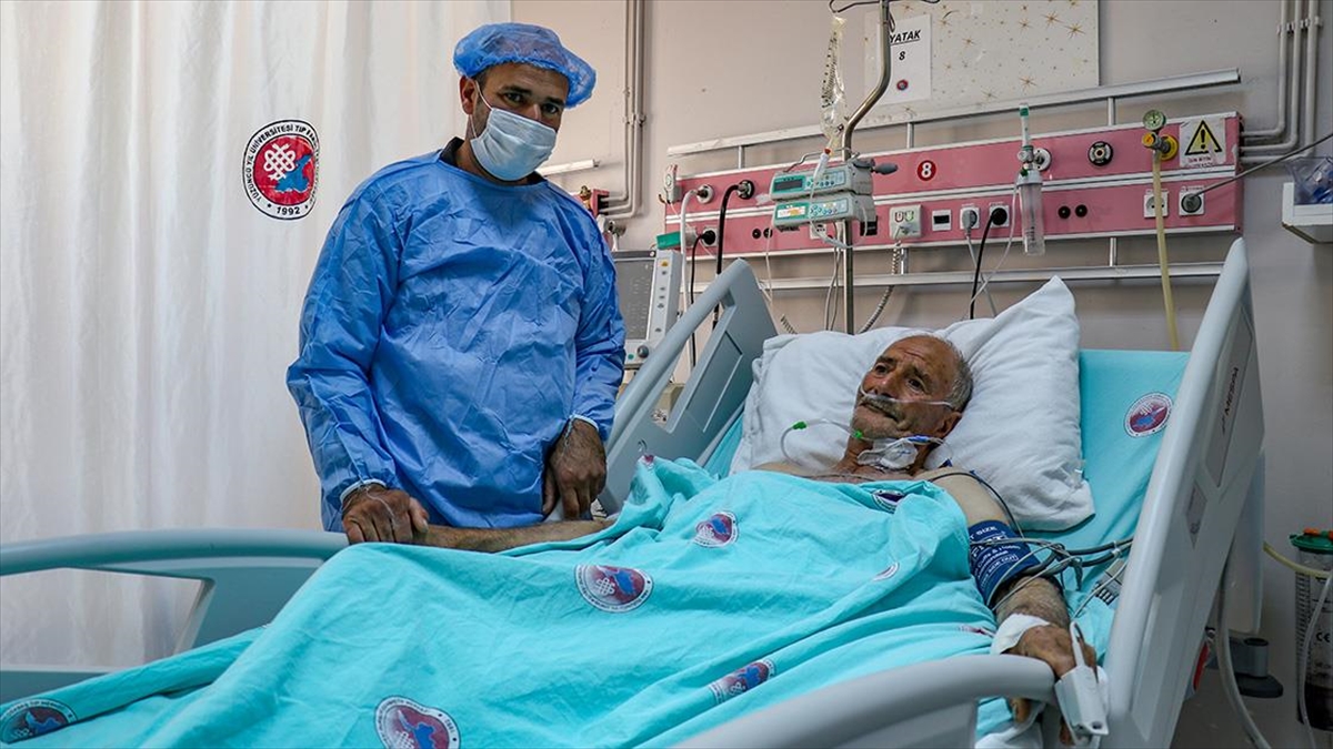 Van'ın Muradiye ilçesinde yaşayan Resul Gündoğdu, yıkılan odunluğun enkazında kalan