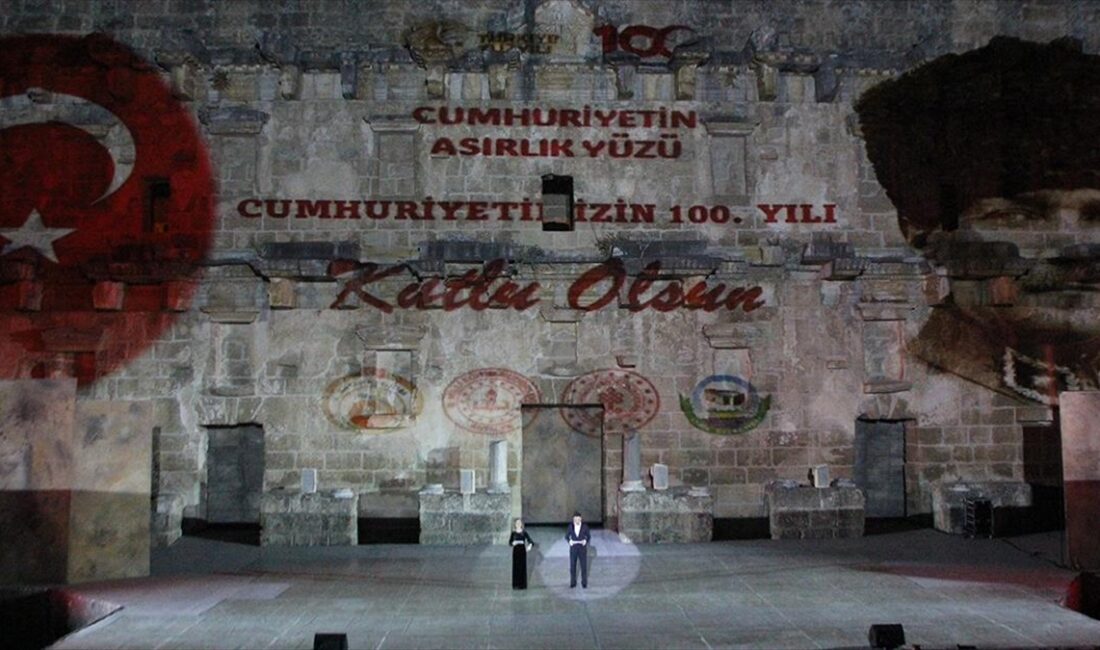 Antalya'da, Cumhuriyet'in 100. yılı kutlamaları kapsamında "Cumhuriyet'in Asırlık Yüzü" gösterisi