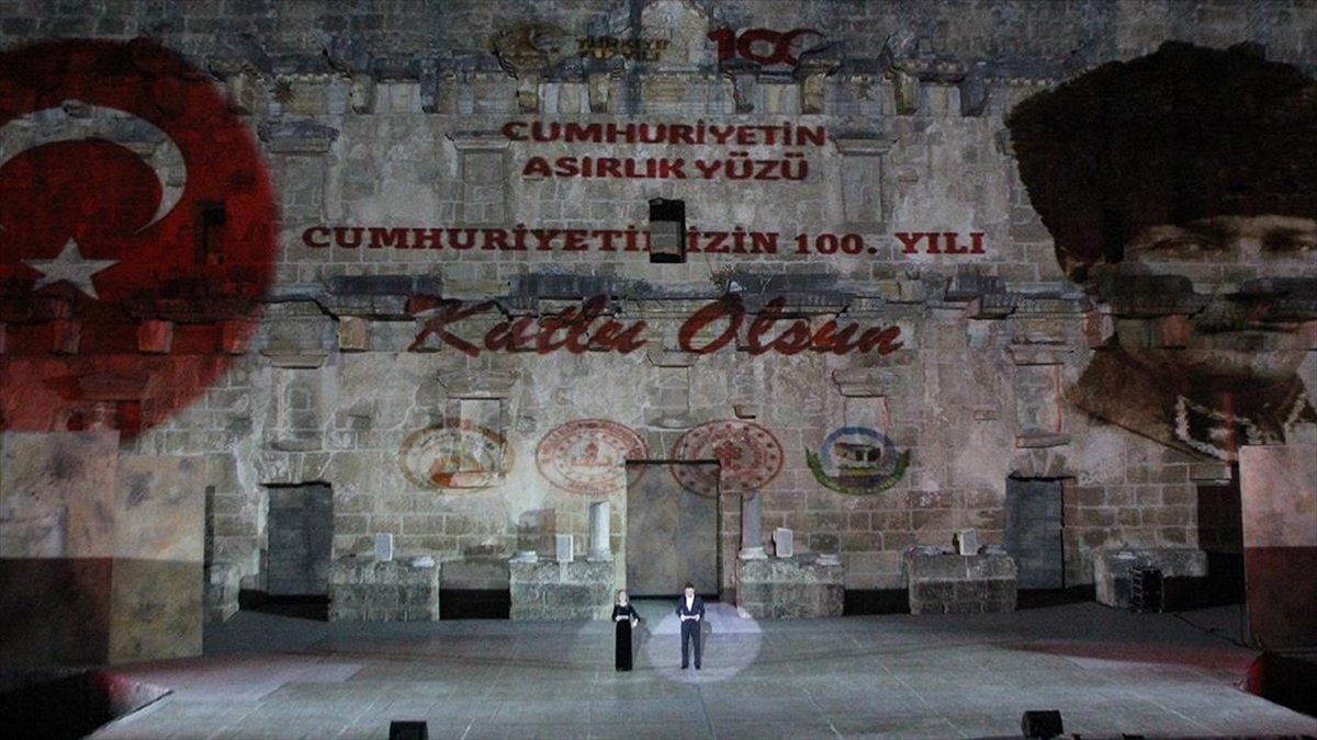 Antalya'da, Cumhuriyet'in 100. yılı kutlamaları kapsamında "Cumhuriyet'in Asırlık Yüzü" gösterisi