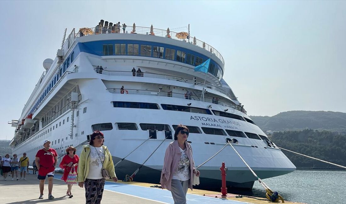 Rusya'nın Soçi kentinden hareket eden "Astoria Grande" adlı kruvaziyer, Amasra