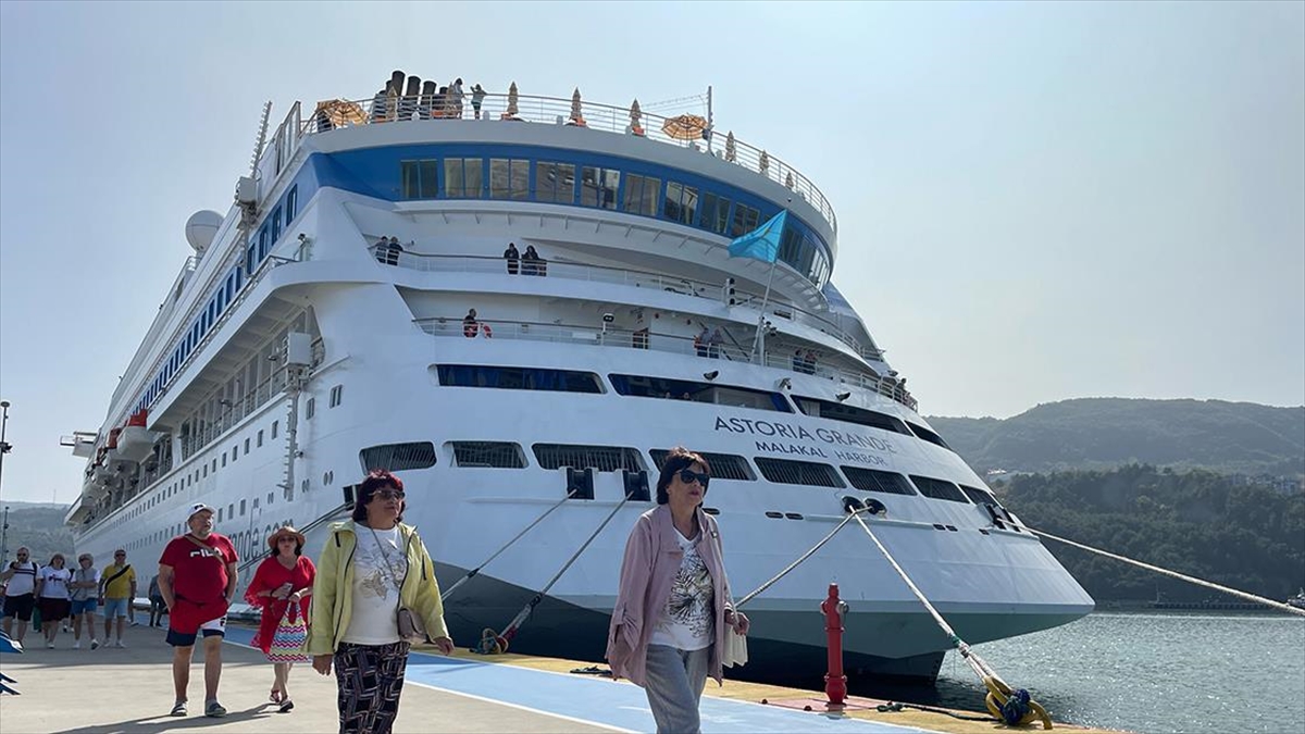 Rusya'nın Soçi kentinden hareket eden "Astoria Grande" adlı kruvaziyer, Amasra