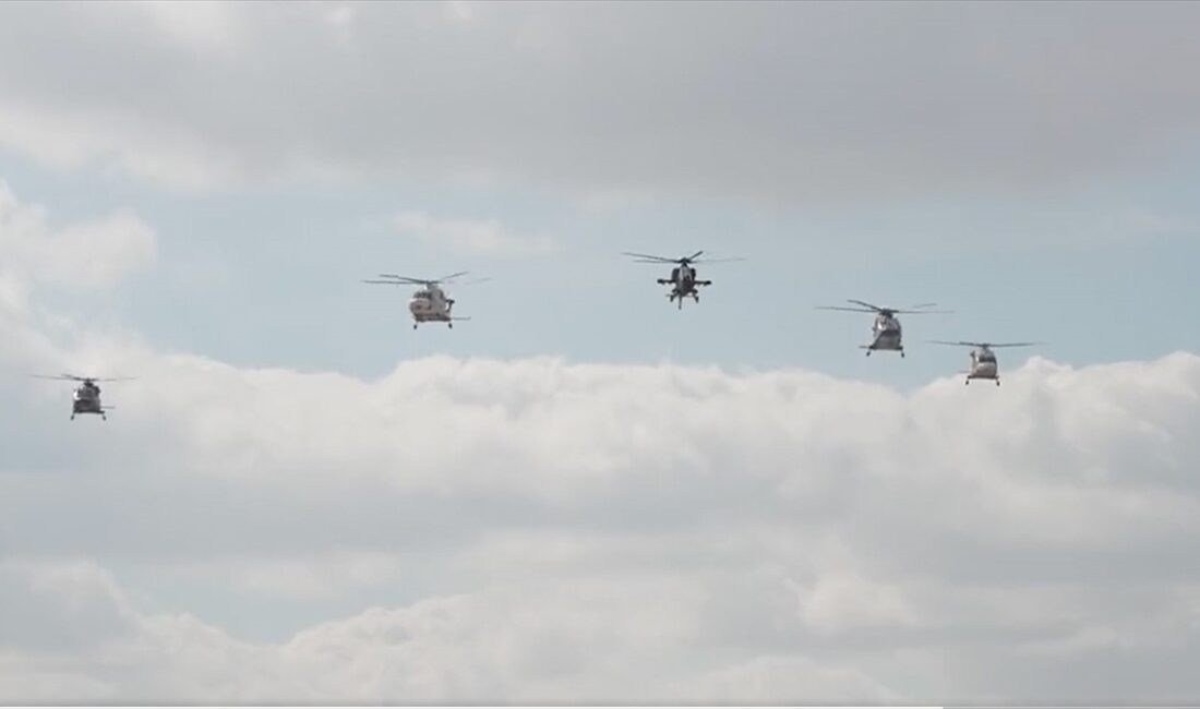 ATAK ve GÖKBEY, Cumhuriyet'in 100. yılını kutlamak için uçtu Cumhurbaşkanlığı Savunma Sanayii Başkanı Haluk Görgün'ün kokpitinde yer aldığı ATAK