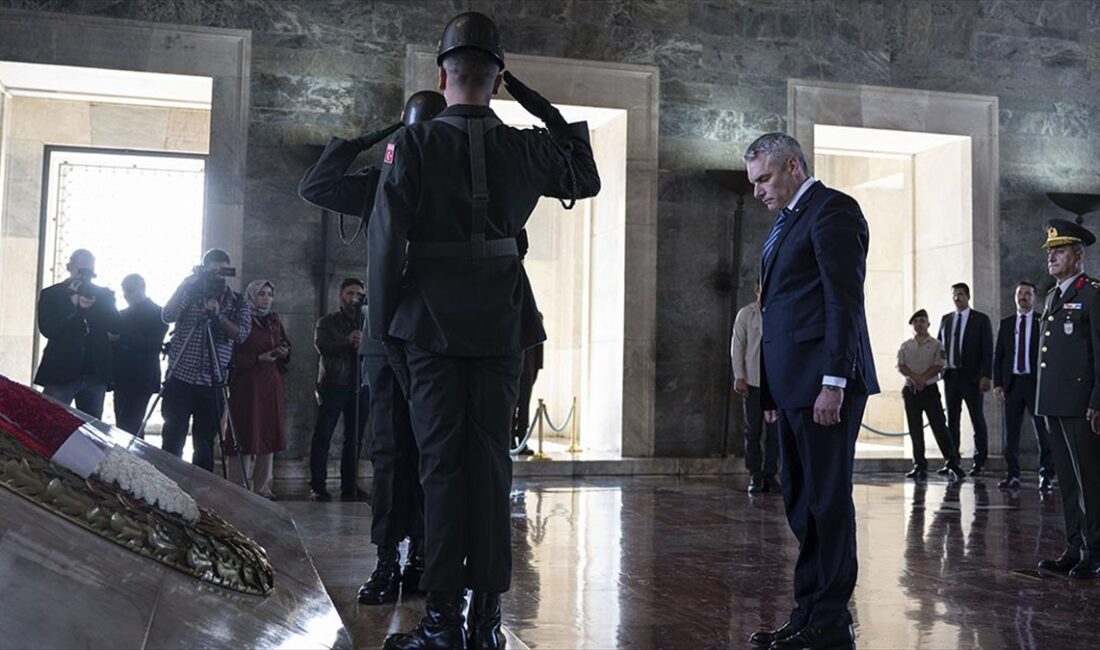 Avusturya Başbakanı Karl Nehammer, Anıtkabir'e ziyarette bulundu.
