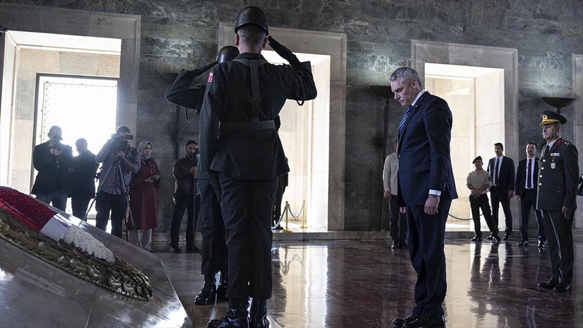 Avusturya Başbakanı Karl Nehammer, Anıtkabir'e ziyarette bulundu.
