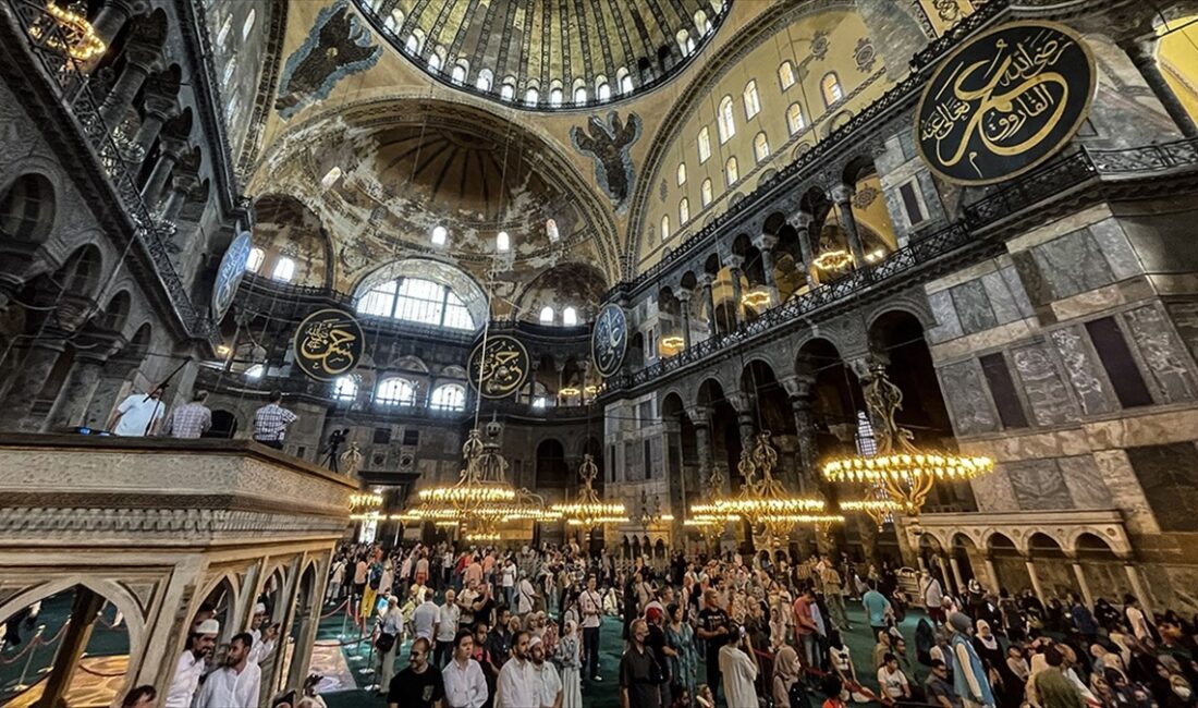 Bakan Ersoy, Ayasofya'yı ziyaret eden yabancı turistlerden 15 Ocak 2024'ten