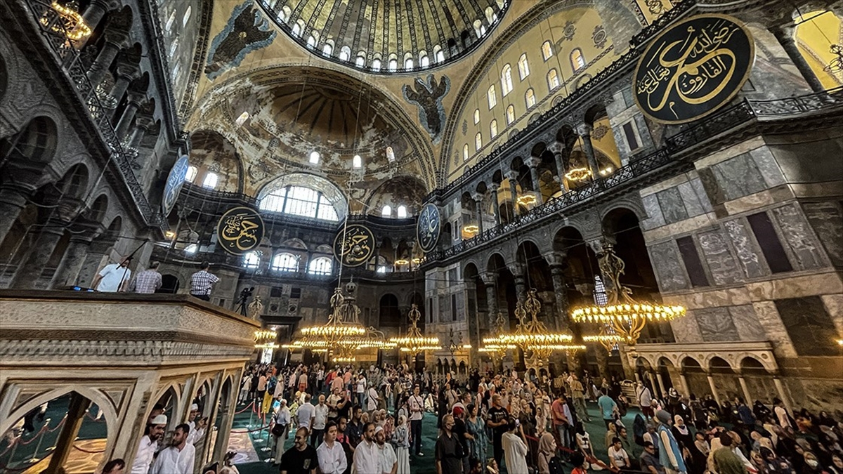 Bakan Ersoy, Ayasofya'yı ziyaret eden yabancı turistlerden 15 Ocak 2024'ten