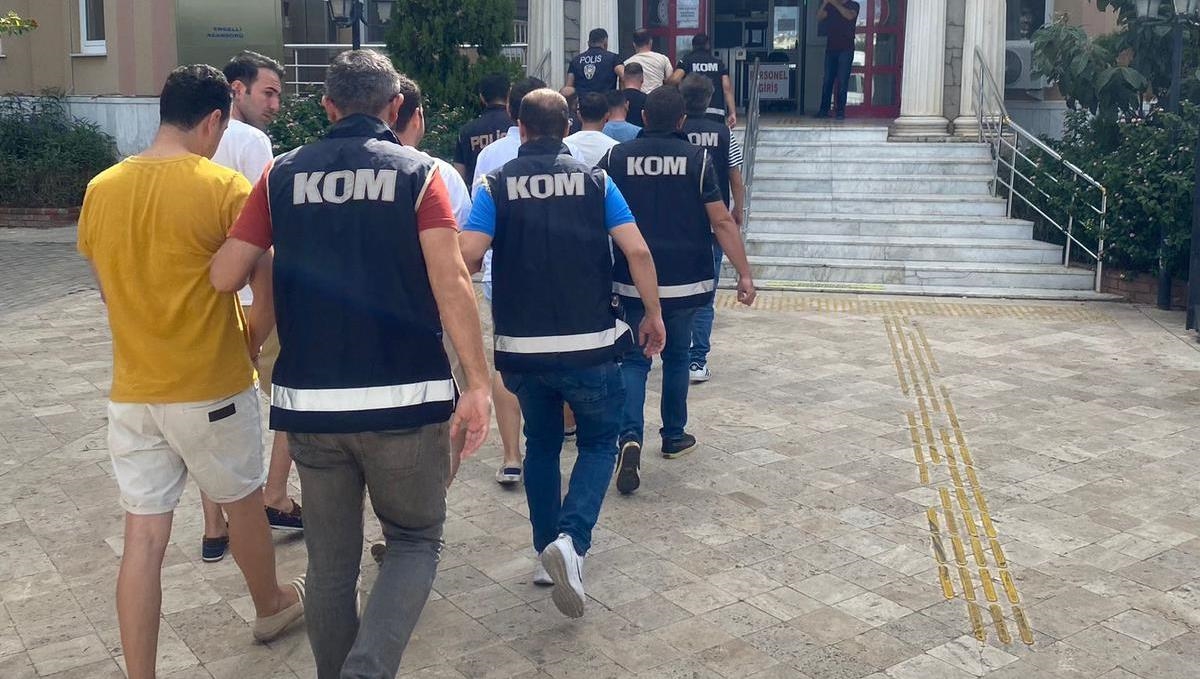 Aralarında eski askerlerin de bulunduğu 8 kişiden 6'sı cezaevine gönderildi.