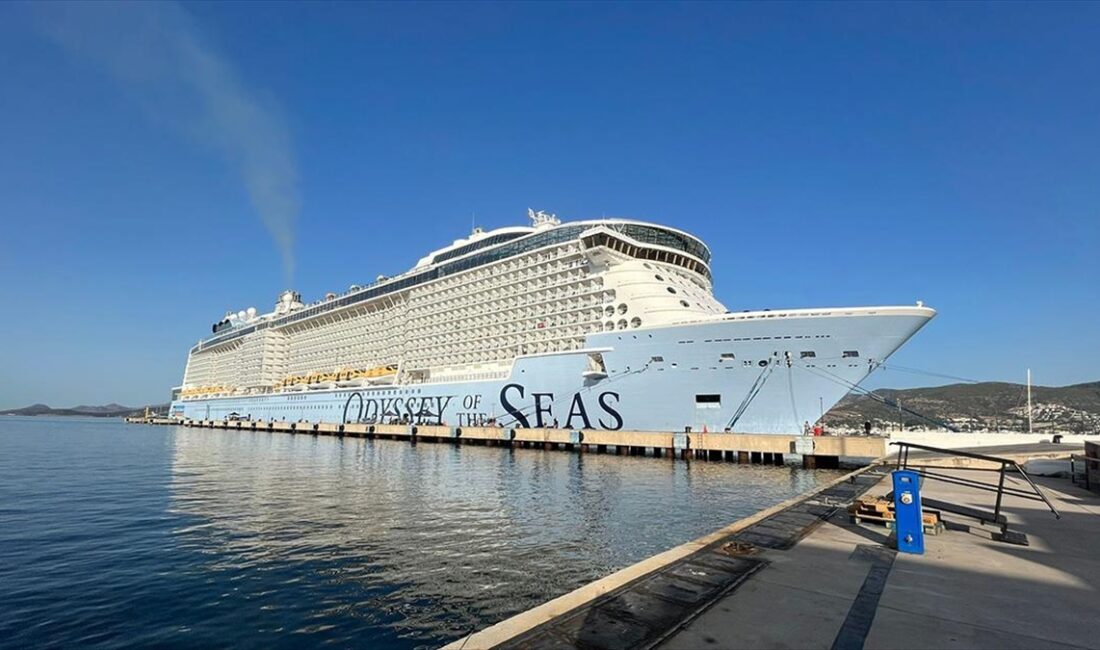 MUĞLA (AA) – Hanya Limanı’ndan gelen Bahamalar bayraklı 347 metre