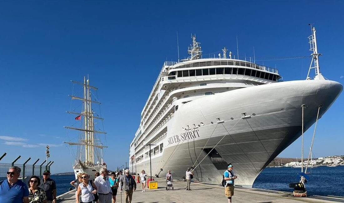 MUĞLA (AA) – Rodos Limanı’ndan gelen 210 metrelik kruvaziyer, Bodrum
