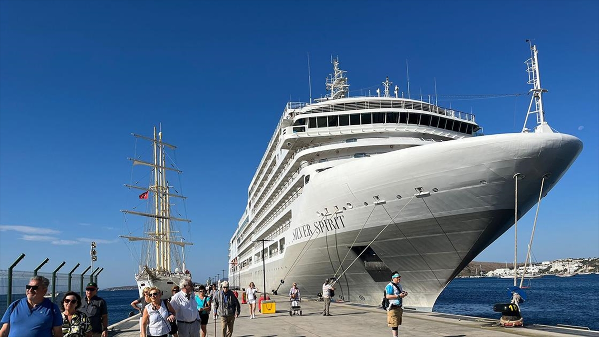 MUĞLA (AA) – Rodos Limanı’ndan gelen 210 metrelik kruvaziyer, Bodrum