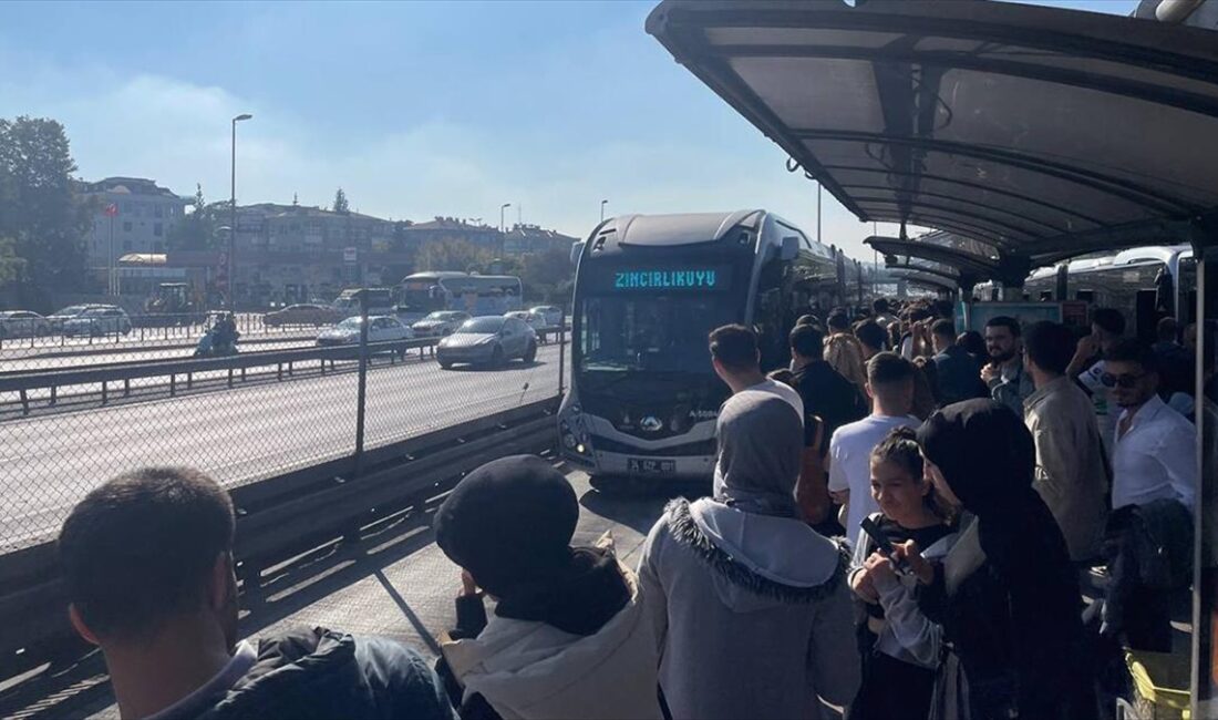 Beylikdüzü-Zincirlikuyu seferini yapan metrobüsün arızalanması nedeniyle seferlerde aksama yaşandı.