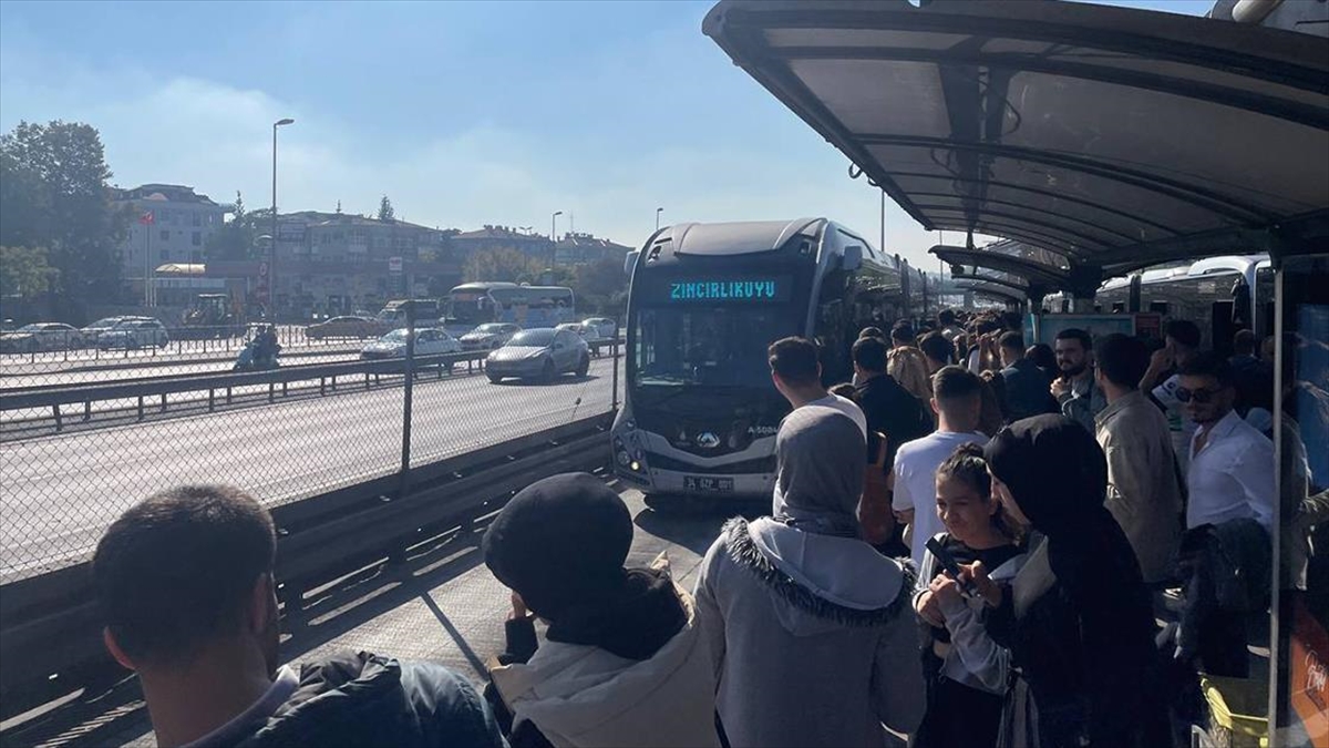 Beylikdüzü-Zincirlikuyu seferini yapan metrobüsün arızalanması nedeniyle seferlerde aksama yaşandı.