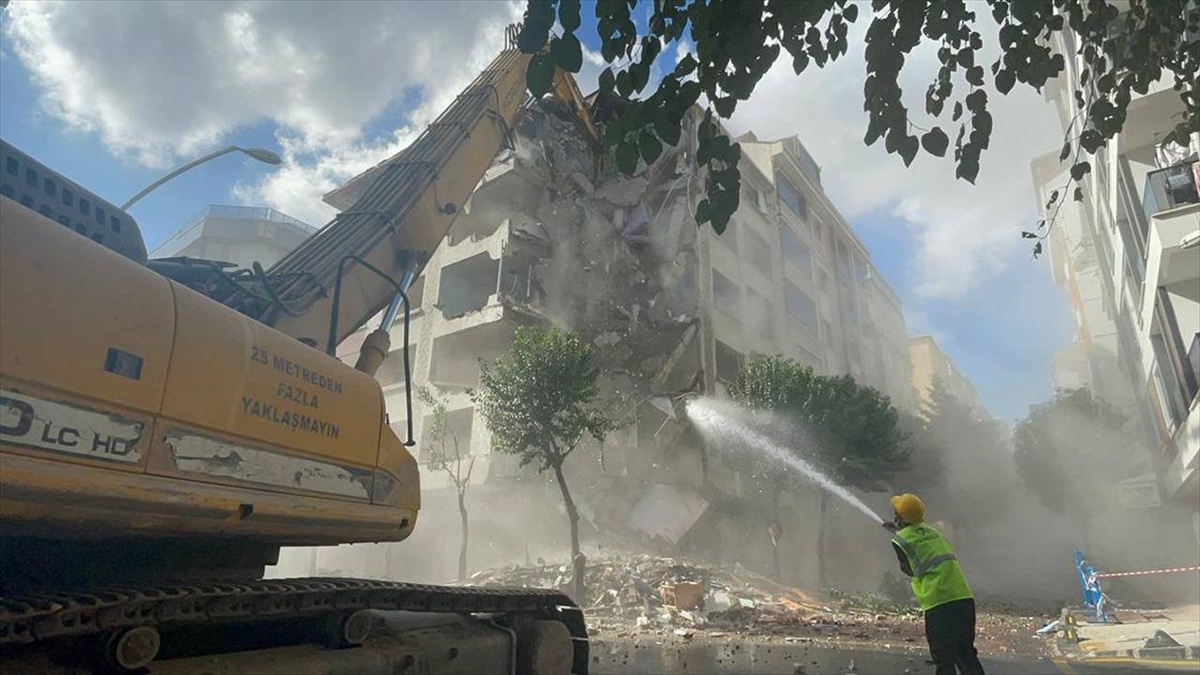 Bahçelievler'de doğal gaz sıkışmasından kaynaklanan patlama nedeniyle hasar gördüğü için