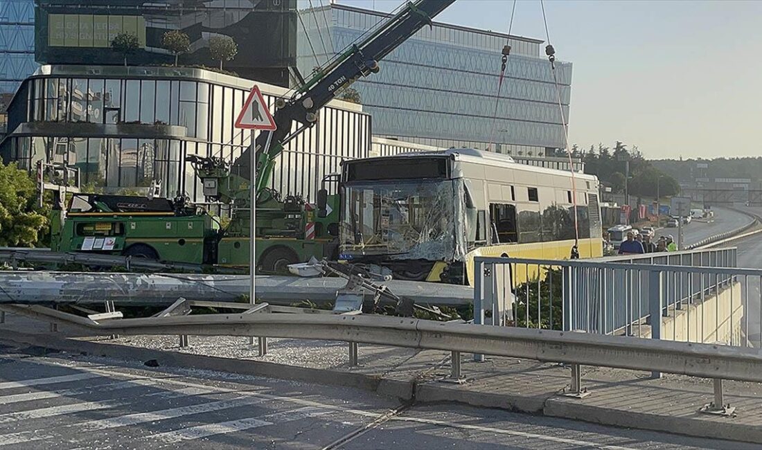 İstanbul Bahçelievler'de yoldan çıkan İETT otobüsü, demir bariyerleri aştıktan sonra