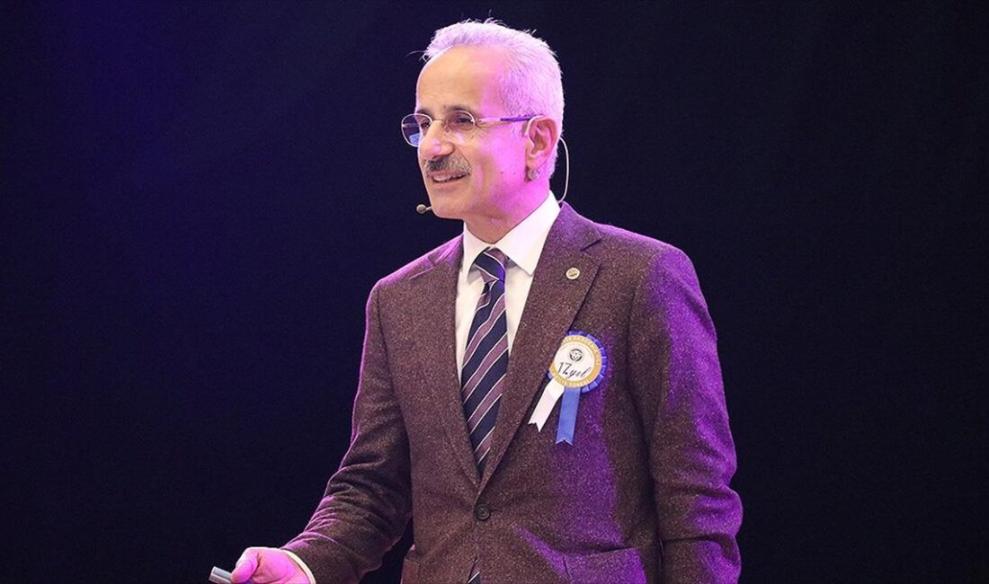 Ulaştırma ve Altyapı Bakanı Abdulkadir Uraloğlu, üniversite öğrencilerine verilecek ücretsiz
