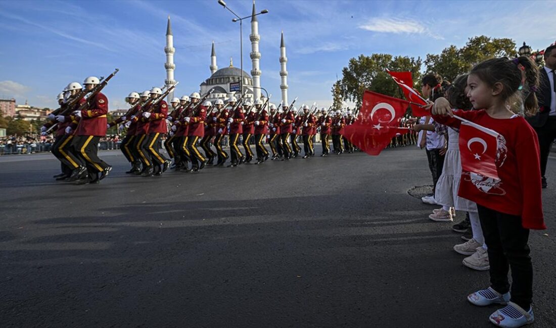 Başkentte Cumhuriyet'in 100. yılı dolayısıyla resmi geçit töreni düzenlendi Başkentte, Cumhuriyetin 100. yılı kutlamaları kapsamında, TBMM önünden Ulus'taki İkinci