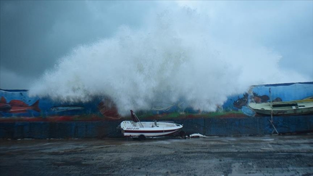 Batı Karadeniz'in doğusunda ve Batı Akdeniz'in batısında yarın fırtına uyarısında
