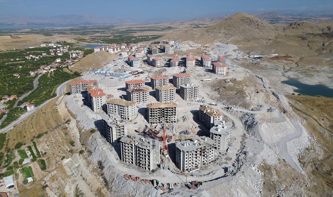 Kahramanmaraş merkezli depremlerin büyük yıkıma neden olduğu Malatya'nın merkez Battalgazi