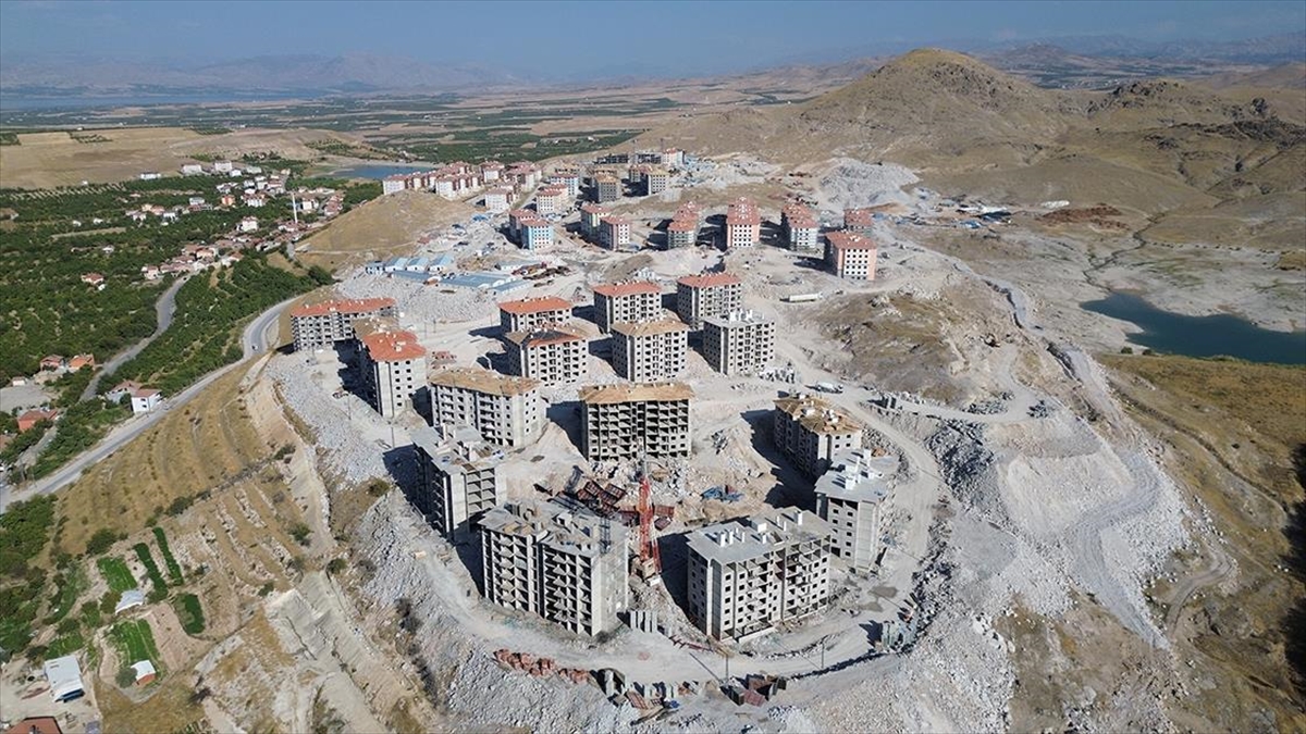 Kahramanmaraş merkezli depremlerin büyük yıkıma neden olduğu Malatya'nın merkez Battalgazi