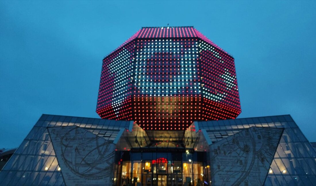 Türkiye Cumhuriyeti’nin kuruluşunun 100. yılı dolayısıyla Belarus’un simgelerinden olan Milli