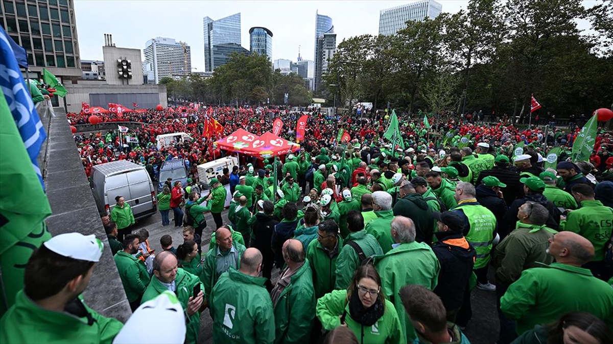Belçika'nın başkenti Brüksel'de binlerce kişi federal hükümetin protesto hakkına kısıtlama