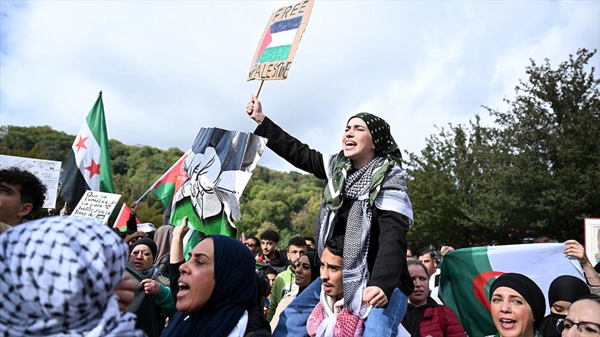 Belçika'nın Liege kentinde yüzlerce kişi Filistin'le dayanışma için bir araya