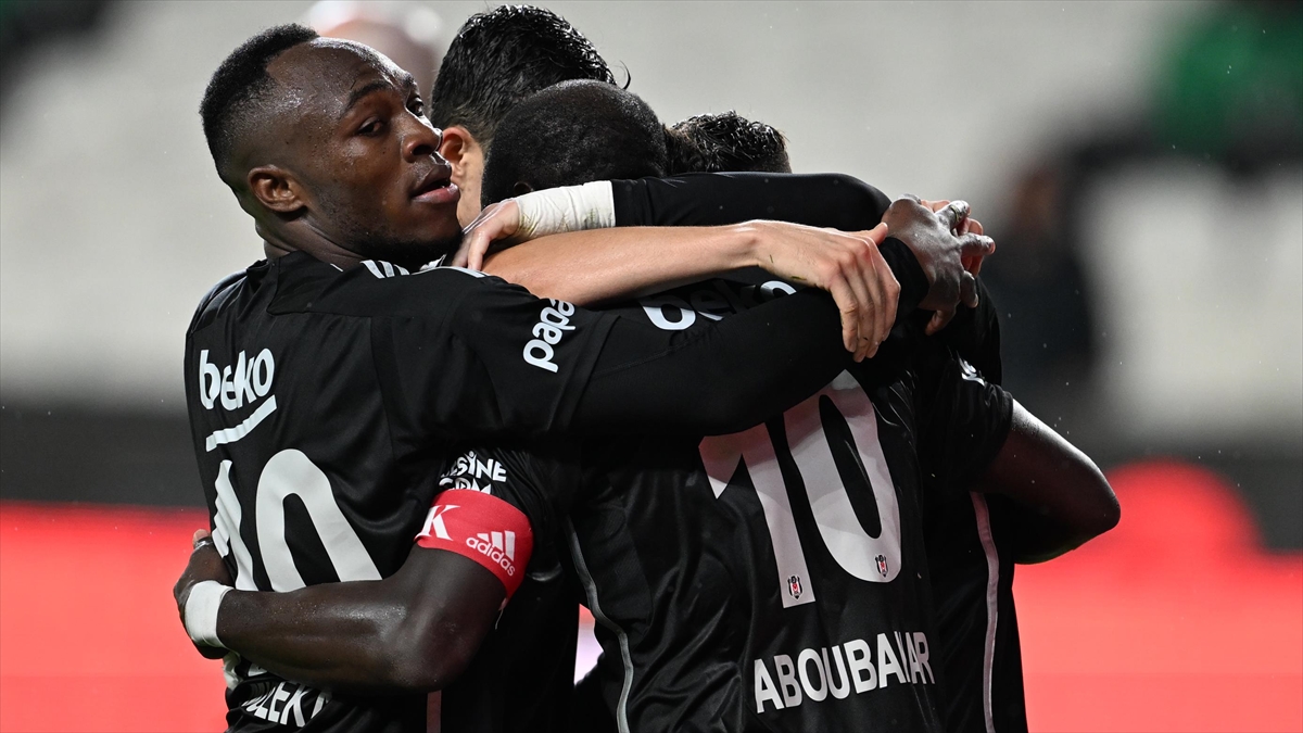 KONYA (AA) – İlk yarı 2. dakikada Ahmet Oğuz’un kafayla