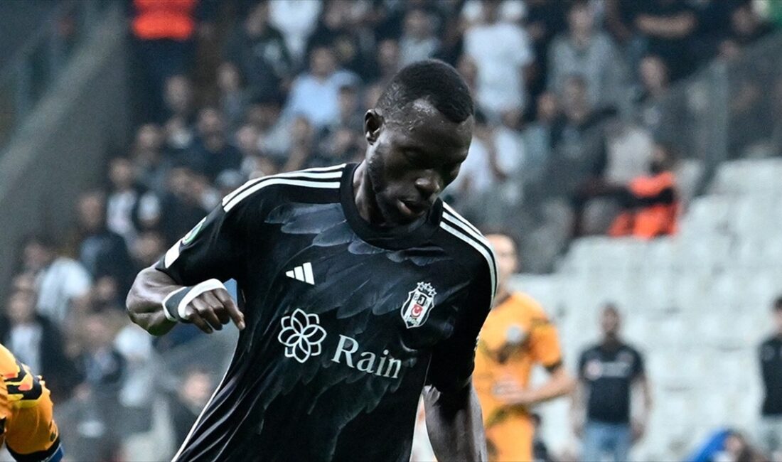 Beşiktaş'ın stoperi Colley, golcü Aboubakar ile hücum çalışıyor Beşiktaş'ın Gambiyalı stoperi Omar Colley, takım arkadaşı Vincent Aboubakar ile