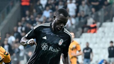 Beşiktaş'ın Gambiyalı stoperi Omar Colley, takım arkadaşı Vincent Aboubakar ile