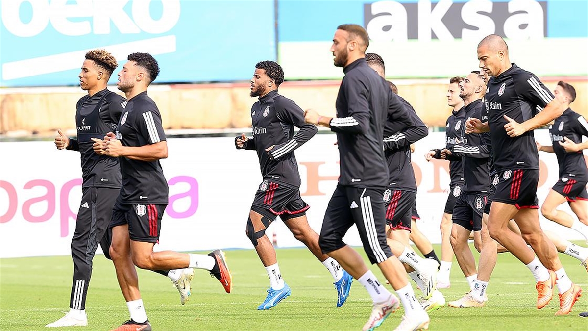 İSTANBUL (AA) – Siyah-beyazlı takımda kırmızı kart cezalısı Valentin Rosier’in