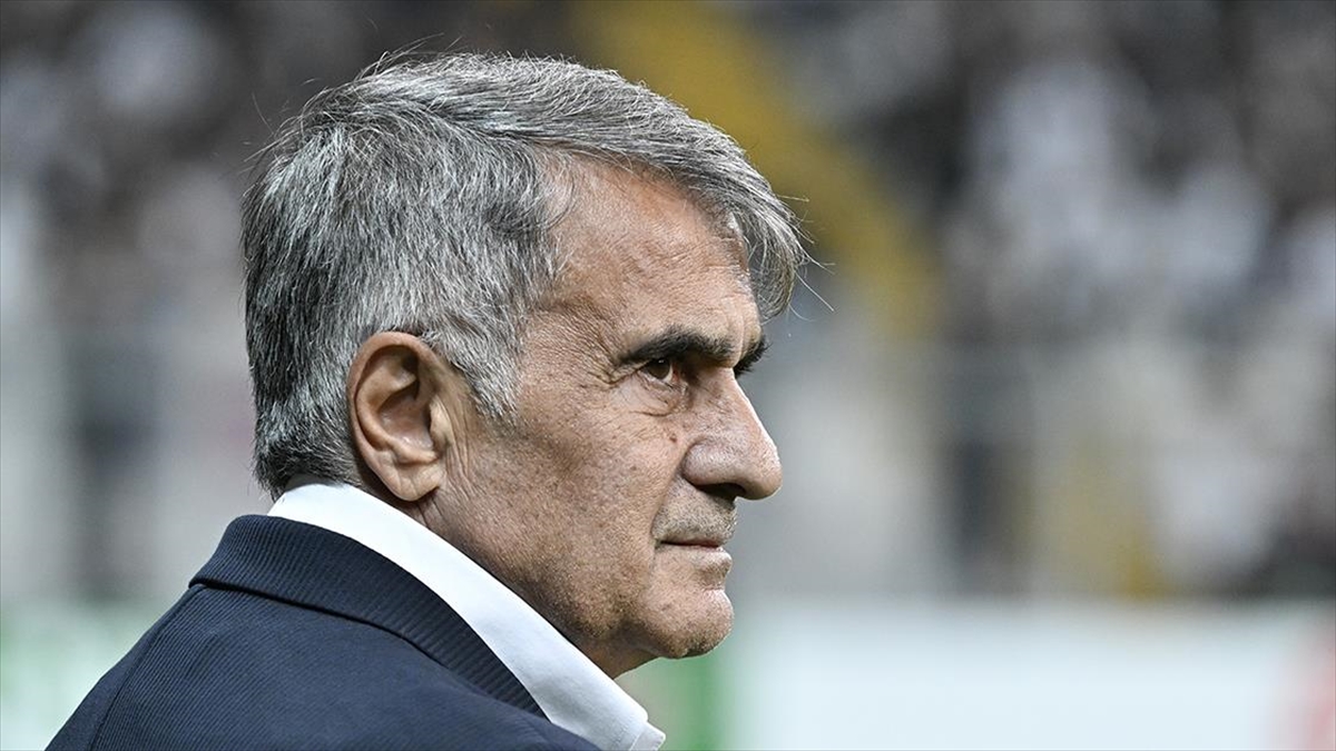 Beşiktaş Kulübü, teknik direktör Şenol Güneş'in görevinden ayrıldığını duyurdu.