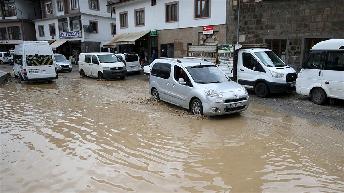 BITLIS (AA) – Gece başlayan ve sabah etkisini artıran sağanak,