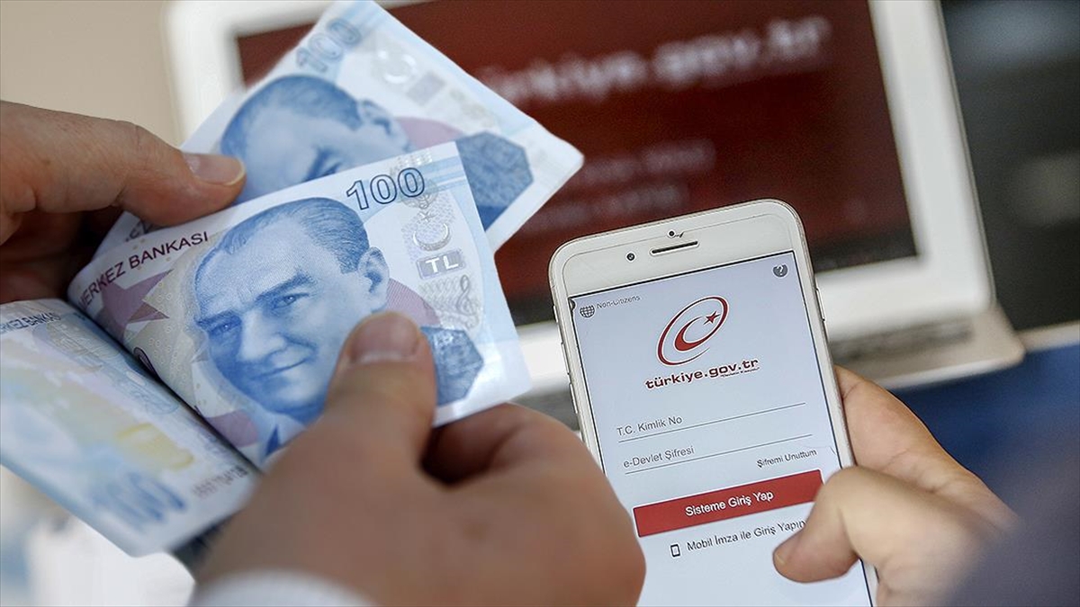 Gençlik ve Spor Bakanı Osman Aşkın Bak, burs ve kredi