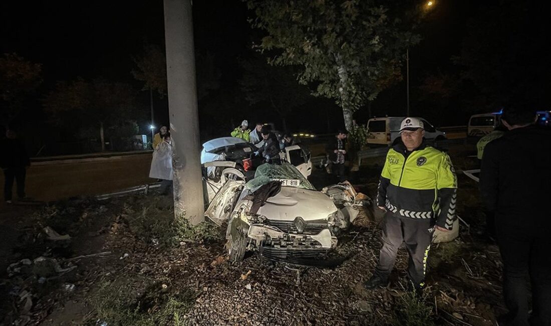 Bursa'da doğum günü eğlencesinden dönen 4 arkadaşın bulunduğu otomobil, beton