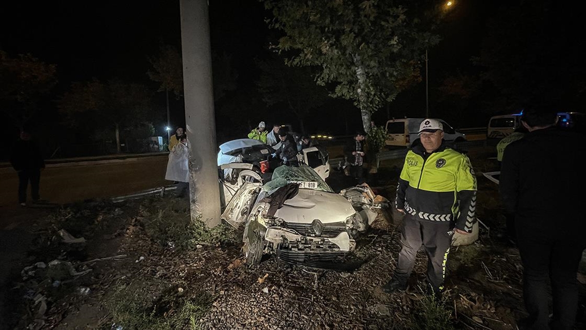 Bursa'da doğum günü eğlencesinden dönen 4 arkadaşın bulunduğu otomobil, beton
