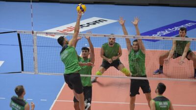 Voleybol AXA Sigorta Efeler Ligi ekiplerinden Bursa Büyükşehir Belediyespor, 4-7