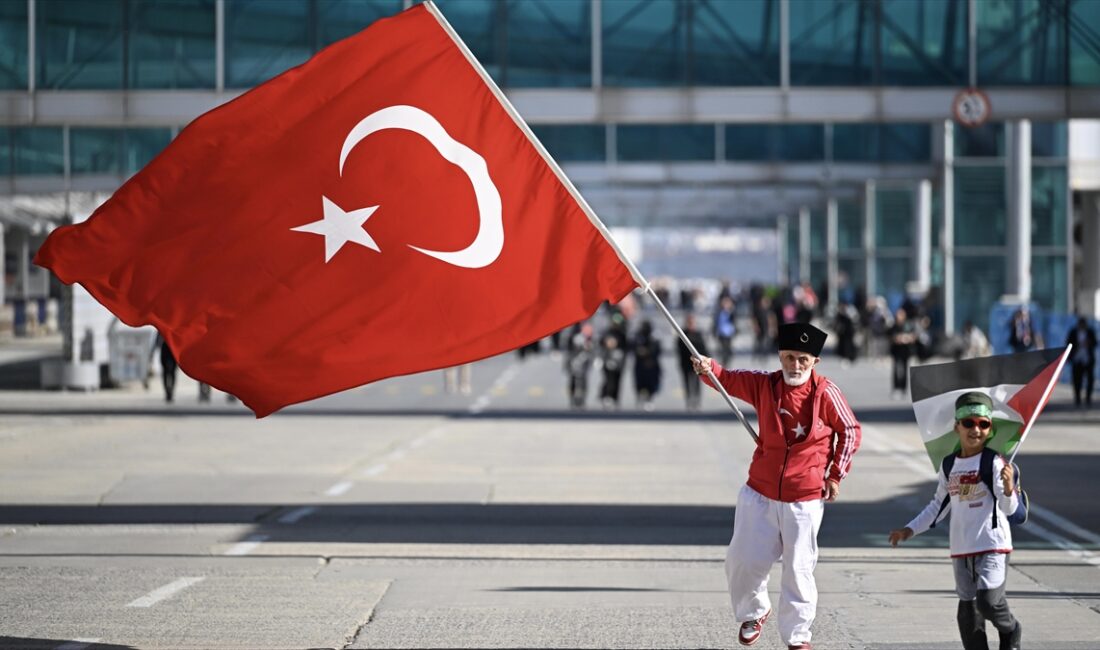 İSTANBUL (AA) – Atat&uuml;rk Havalimanı’nda mitingin yapılacağı alana 60 metre