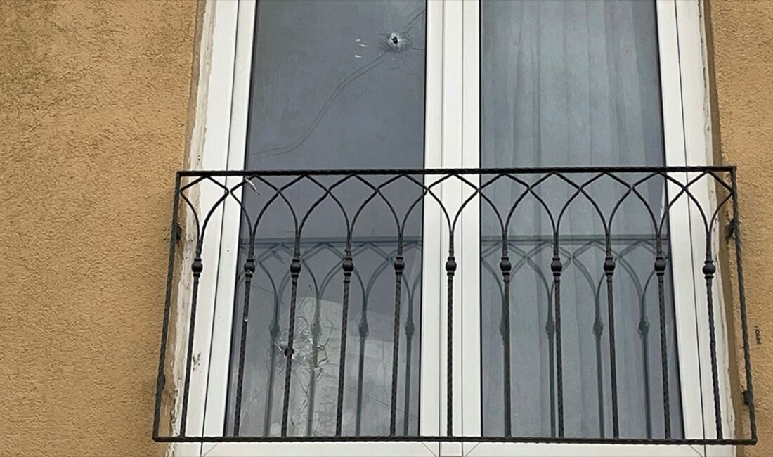 Büyükçekmece'de polis memuru Cihat Ermiş'i ihbar üzerine gittiği apartman dairesinde