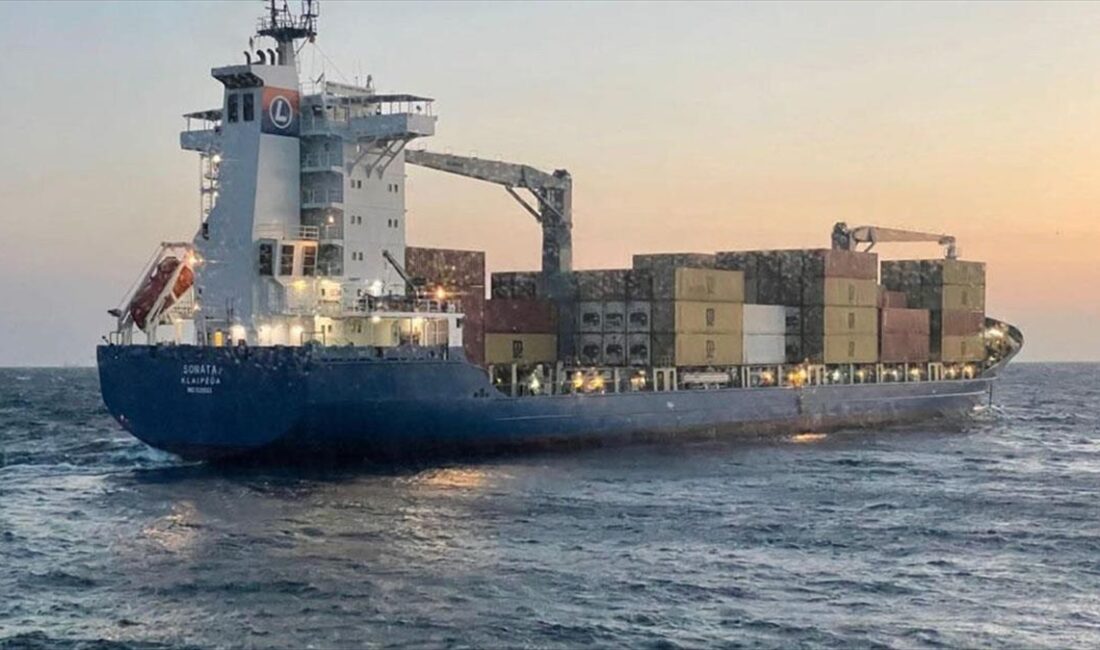 Çanakkale Boğazı girişinde makineleri arızalanan Litvanya bayraklı gemi, römorkör refakatinde
