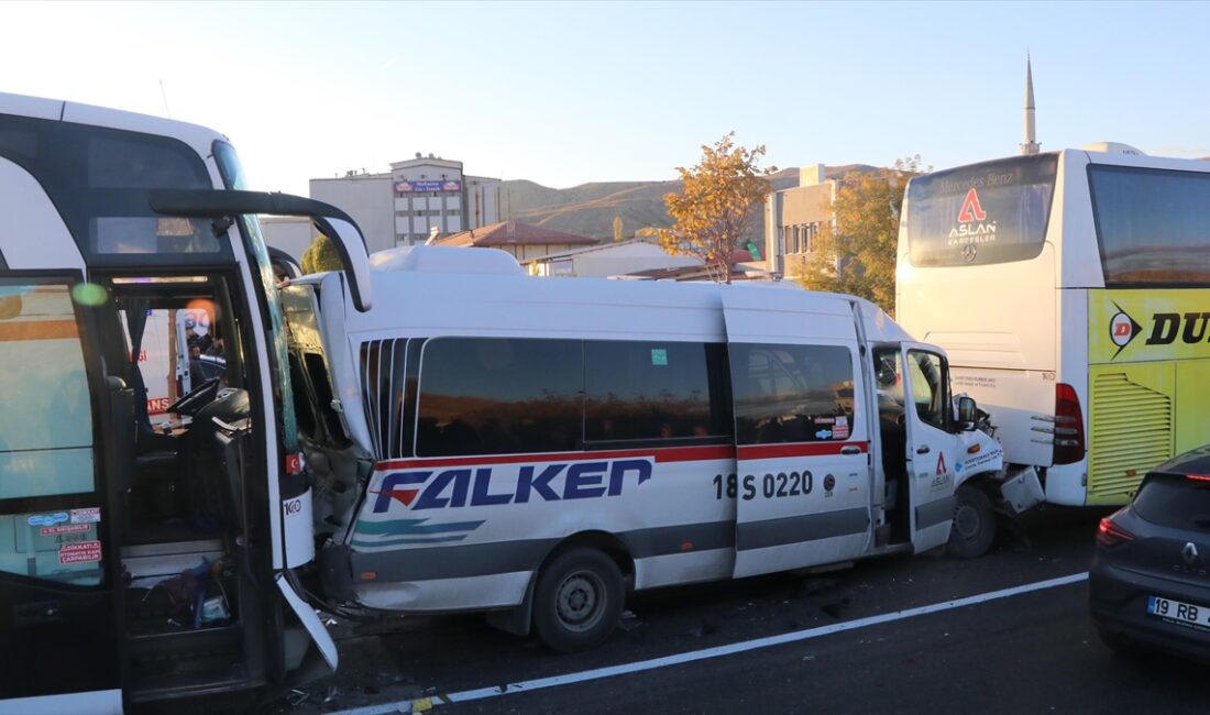 Çankırı'da işçileri taşıyan 3 otobüsle bir minibüsün karıştığı zincirleme kazada 36 kişi yaralandı ÇANKIRI (AA) – Fabrika işçilerinin bulunduğu 18 S 0070 plakalı